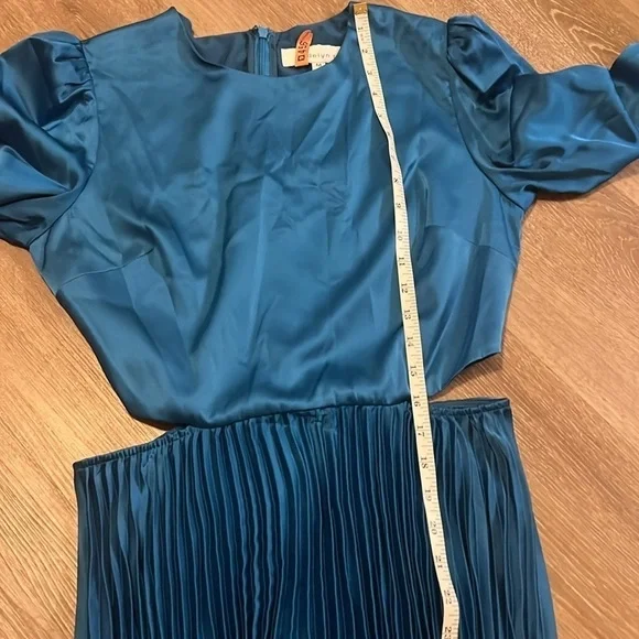 Adelyn Rae, Long Blouson Sleeve, Pleated Skirt, Side Cut-Out Dress, EUC,Size Med - Picture 11 of 12